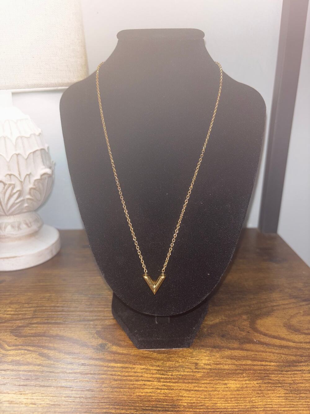 Louis Vuitton Essential V necklace w geometric V-shaped pendant & matching chain